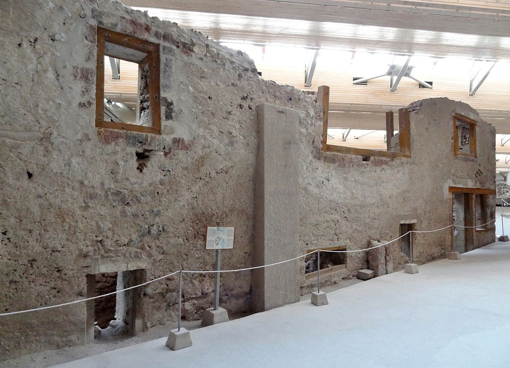 Die Ausgrabungsstätte Akrotiri, die uns einen Einblick in die Kultur und zivilisatorischen Leistungen der ehemaligen bronzezeitlichen Gesellschft der Bewohner gibt