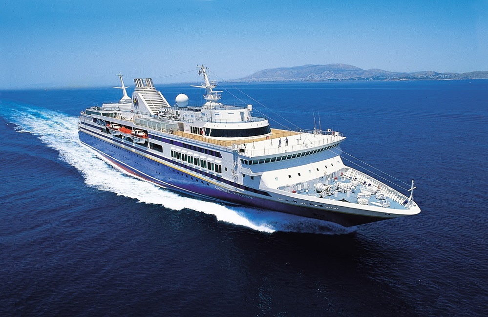 OLYMPIA VOYAGER in den Farben der ROYAL OLYMPIA CRUISES