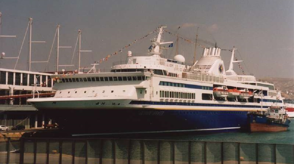 Olympic Voyager ankert in Athen am Kreuzfahrt Terminal