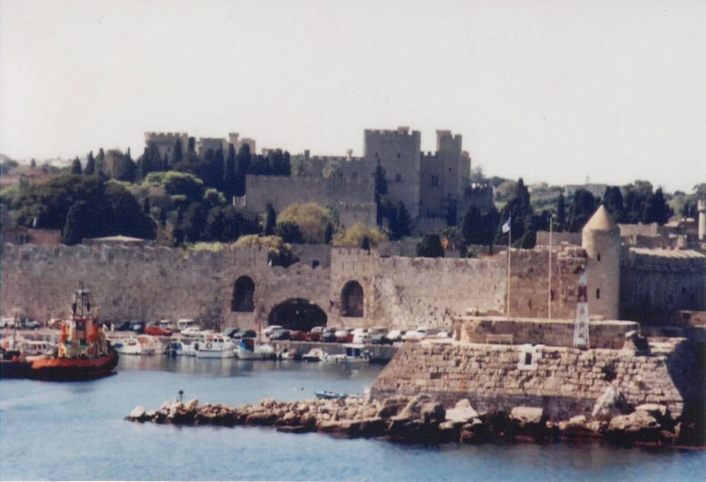 Rhodos der alte Hafen und sein Tor zur Stadt