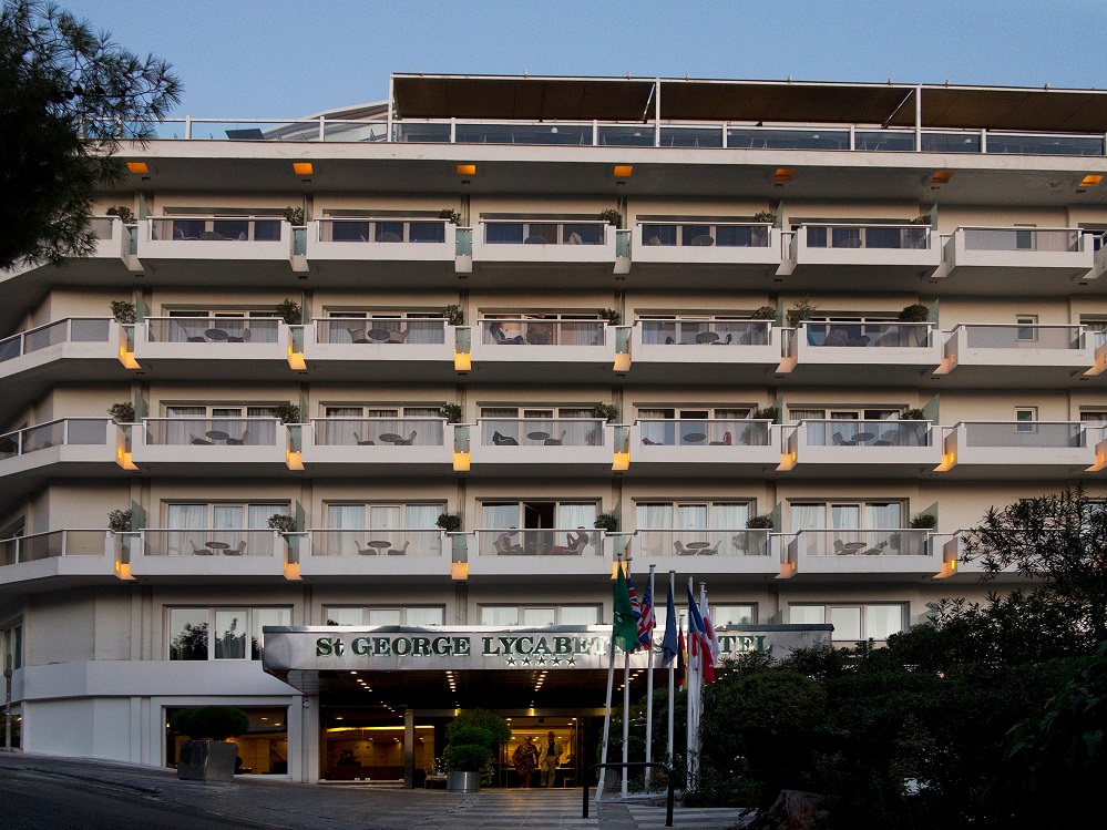 Saint George Lycabettus, Haupteingang an der Klemeneos. Das haus wirkt keineswegs so bombastisch wie das renovierte Grand Bretagne. Weniger Blingbling. Aber dafür ist das Haus eine echte Grand Dame!